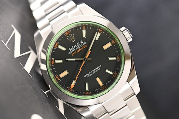 グリーンサファイアが印象的　Ref.116400GV