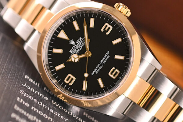 ブラックダイヤルにゴールドが映える　Ref.124273