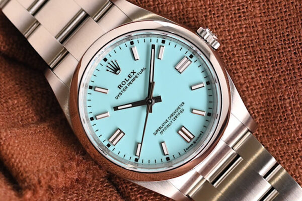 映えるターコイズブルー　Ref.126000