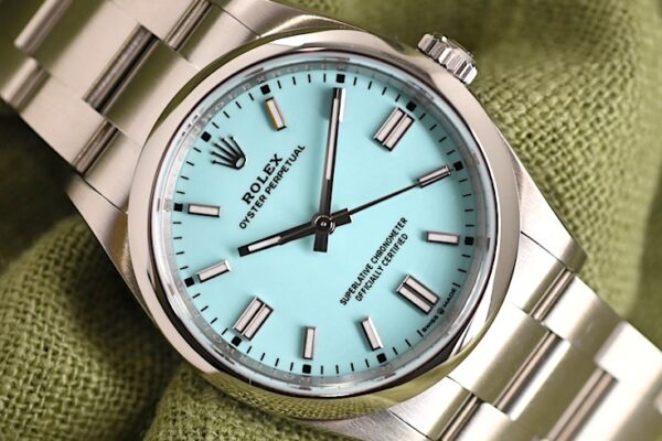 鮮やかなターコイズブルー　Ref.126000